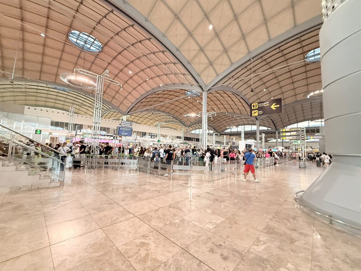 Punto de encuentro del conductor en llegadas del Aeropuerto de Alicante