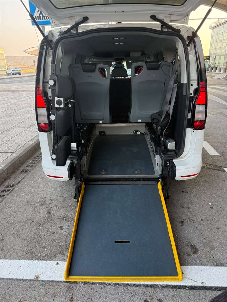 Taxi adapté avec rampe arrière pour fauteuils roulants et scooters de mobilité
